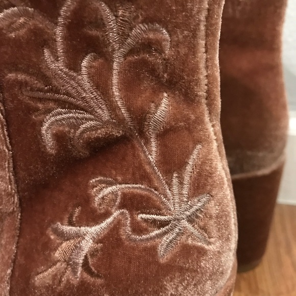 Last chance..NEW Kenneth Cole blush velvet booties - Picture 6 of 7